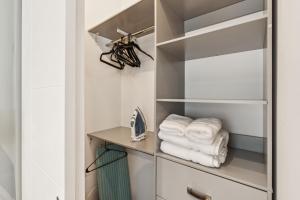 un vestidor con toallas en un estante en 24 Stay Rittenhouse, en Filadelfia 22 fotos más
