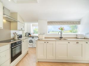 Dapur atau dapur kecil di Rose Garden Cottage