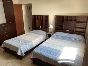 ChiconcuacにあるCasa Mía Morelosのホテルの部屋にはベッドが2つあり、