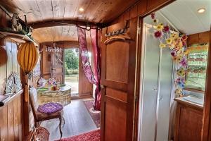 a train room with a table and a chair at Roulotte la comtesse gitane in Plescop