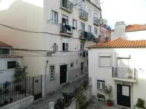 eine Gruppe weißer Gebäude in einer Stadt in der Unterkunft Enjoy Casa dos Corvos Apartment in Lissabon