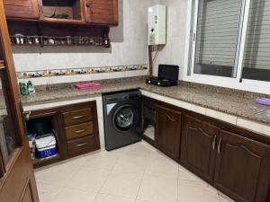 cocina con lavadora en Martil, en Anfa-Supérieur 4 fotos más