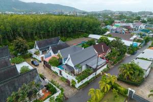 una vista aerea di una casa in un villaggio di V227 Private 4BR Pool Villa Beaches & Golf Nearby a Laguna Phuket