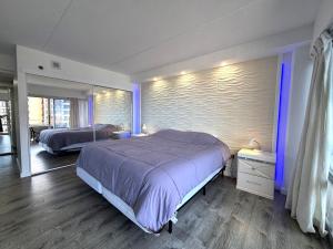 Voodi või voodid majutusasutuse Ilikai Apt 1822-2BR2BA Modern Unit with Ocean &Harbor Views No resort fees toas