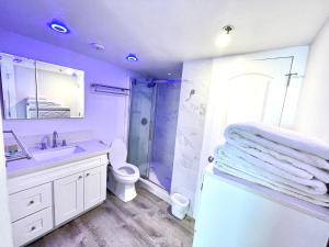 Vannituba majutusasutuses Ilikai Apt 1822-2BR2BA Modern Unit with Ocean &Harbor Views No resort fees