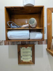 a wooden box filled with towels and a brush at Hostal Macaw in Guayaquil