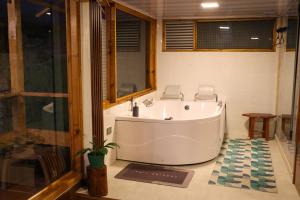 Ένα μπάνιο στο Cabaña arcoiris del lago # 6