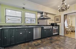 Una cocina grande con gabinetes negros y un fregadero. en The Hollywood Homestay, en Los Ángeles 28 fotos más