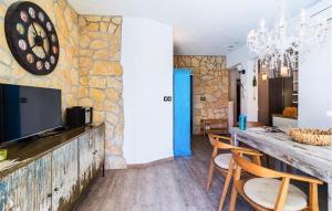 Televízia a/alebo spoločenská miestnosť v ubytovaní Two-Bedroom Apartment In Ivan Dolac