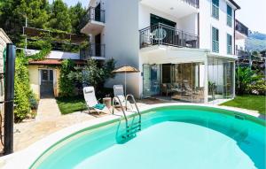 Bazén v ubytovaní Two-Bedroom Apartment In Ivan Dolac alebo v jeho blízkosti
