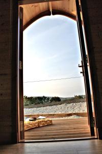 an open door with a pizza laying on a boardwalk at Teach Greannai Accommodation Pod in Ross Port