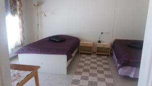 Postel nebo postele na pokoji v ubytování Kolmostien kotokortteeri