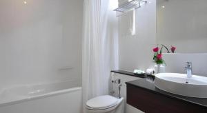 ein Badezimmer mit Waschbecken, Toilette und Badewanne in der Unterkunft The Color Hotel in Hat Yai + 64 Fotos