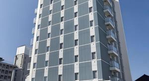 大分市にあるa.Suehiro Hotelの背の高い灰色の建物