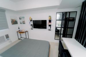 Televiisor ja/või meelelahutuskeskus majutusasutuses The Aces Crib at Azure North Pampanga
