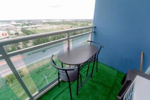 Rõdu või terrass majutusasutuses The Aces Crib at Azure North Pampanga