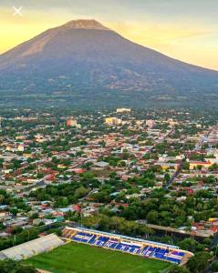 a view of a city with a mountain in the background at Elegante casa a minutos de Centro comercial in San Miguel