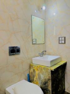 un bagno con lavandino e WC di Rudra inn Peaceful 3BHK Villa near All Mandirs Vrindavan a Vrindāvan