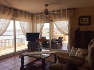 a living room with a couch and a table at Apartamento Rivas in Calabardina