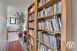 a book shelf filled with books in a room at Les belles vues d'erquy in Erquy