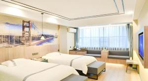 une chambre d'hôtel avec deux lits et un canapé dans l'établissement Urban Garden Hotel Chengyang District Government Liuting Airport, à Qingdao