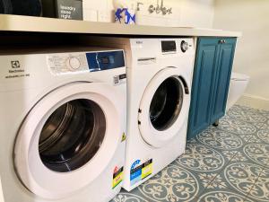 a washing machine and a dryer in a bathroom at CERULEAN HOUSE - Iconic Renovated Period Home - Close to Everything in Bendigo +8 photos