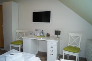 TV a/nebo společenská místnost v ubytování REGIOHOTEL Pfälzer Hof Wernigerode