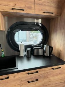Hausboot KOMET Luxus und Natur pur max 5 Pers的厨房或小厨房