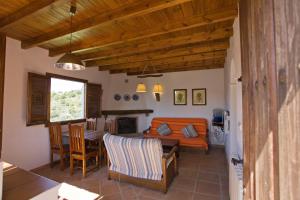 sala de estar con sofá y mesa en Apartamento El Mirador Rocabella en El Chorro