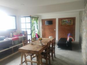 un soggiorno con tavolo e sedie in legno di Find Your Perfect Mountain Retreat at House Earth 