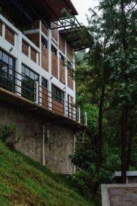 un edificio con balcone sul fianco di una collina di Find Your Perfect Mountain Retreat at House Earth 