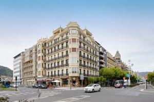 un coche blanco estacionado frente a un gran edificio en La Concha Suite 2 by FeelFree Rentals, en San Sebastián