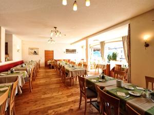 Εστιατόριο ή άλλο μέρος για φαγητό στο Hotel Röck Garni