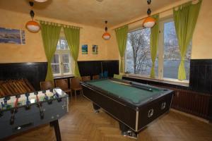 Biliár nebo kulečník v ubytování Hostel pod Voglom