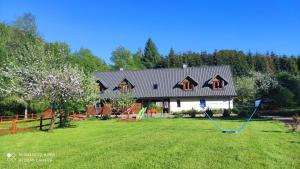 Κήπος έξω από το Domki nad rzeką Solinką Terka