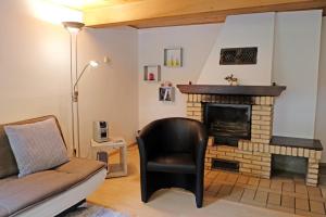 ein Wohnzimmer mit einem Sofa und einem Kamin in der Unterkunft Haus Anna in Veldenz