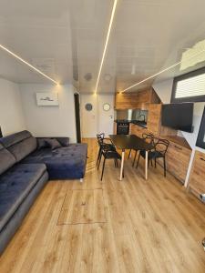 Hausboot KOMET Luxus und Natur pur max 5 Pers的休息区
