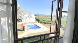 ein Blick auf einen Pool aus einem offenen Fenster in der Unterkunft Gin's Greenery Resort in Ban Hua Wiang