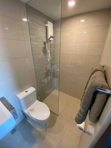Bilik mandi di 2-min Walk to Okada Near AirportMOA wBalcony