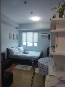 Ένα ή περισσότερα κρεβάτια σε δωμάτιο στο Tum's MPlace Staycation 17th Floor Tower D