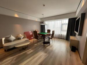 TV a/nebo společenská místnost v ubytování Echarm Hotel Changjiang Shilu