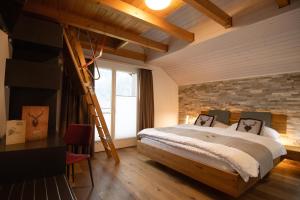 Una cama o camas en una habitación de Hotel Roggerli 37 fotos más