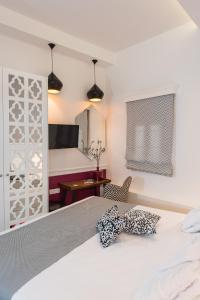 sypialnia z dużym białym łóżkiem z 2 poduszkami w obiekcie Elia Portou Due w Chanii