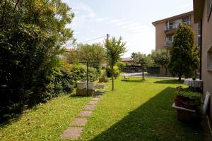 ogród z trawnikiem z budynkiem w obiekcie Appartamento Martina C. w mieście Marghera
