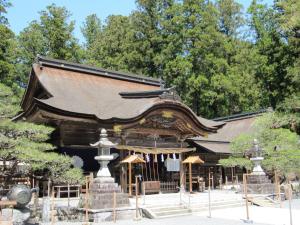 掛川市にあるホテル掛川ヒルズの木々が茂る公園内の寺院