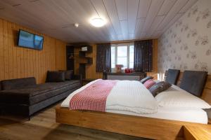 Una cama o camas en una habitación de Hotel Roggerli