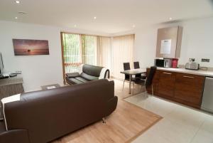 uma sala de estar com um sofá e uma mesa em Southampton Serviced Apartments em Southampton