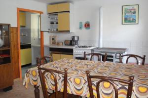 - une cuisine avec une table et une cuisinière dans l'établissement Authentic traditional Soca Valley home, à Kanal