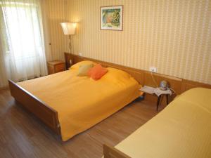 - une chambre dotée d'un grand lit avec des draps jaunes dans l'établissement Authentic traditional Soca Valley home, à Kanal