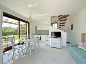 a kitchen and living room with a table and a couch at APPARTAMENTO Relax nel Verde E VICINO AL MARE DI MARCELLI in Marcelli di Numana
